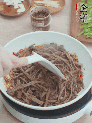 下茶樹菇煸炒4分鐘。