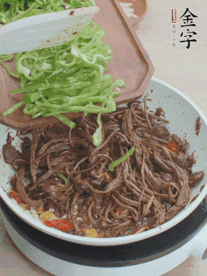 水分煸干，下青椒絲快炒1分鐘。