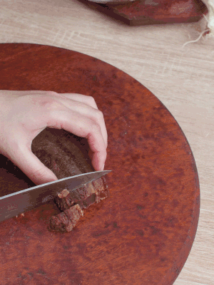 金字臘肉水煮15分鐘，切片。