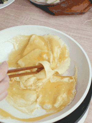 油6成熱時，下雞蛋液，邊緣凝固時翻拌成塊狀。