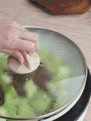 西葫蘆略出水時，加一小撮鹽調(diào)味。