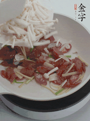 放白玉菇、青紅辣椒、雞蛋。