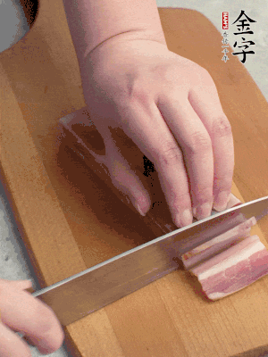 百合切去頭尾，分開洗凈;咸肉切薄片。