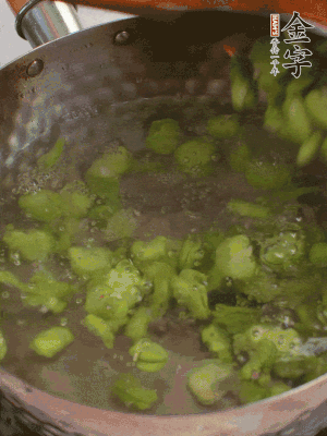 鍋中水沸，放一撮鹽，下蠶豆豆瓣焯3分鐘，下百合，3秒撈出，一起撈出瀝水。