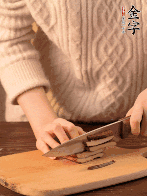 金字淡咸肉、香干分別切丁。