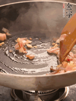 熱油爆香大蒜粒，煸香咸肉丁，淋一勺黃酒調(diào)味。