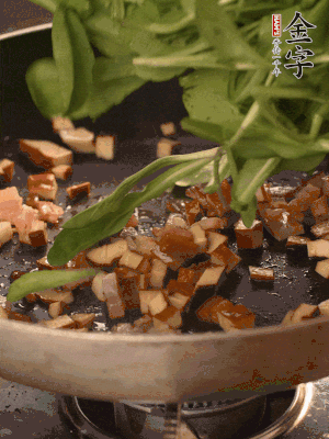 再放香干煸炒，最后放馬蘭頭翻炒至變軟。