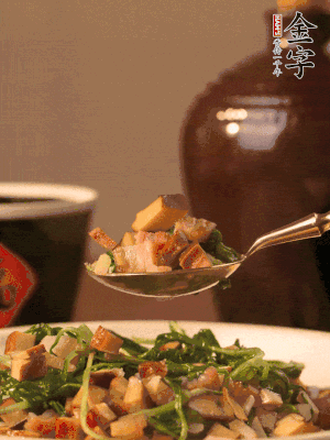 出鍋前嘗味，味淡加點(diǎn)鹽。