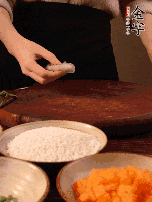 胡蘿卜去皮切丁。蝦仁切小塊。糯米提前浸泡半天。