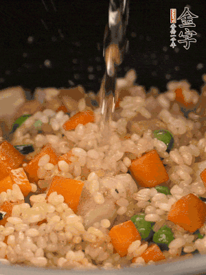 把食材轉(zhuǎn)移到電飯鍋中，倒入點清水，正常煮飯。