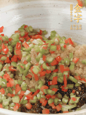 XO醬、蒜蓉醬、青紅椒粒攪拌成醬料。