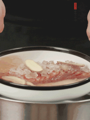 置于盤中，加冰糖100g、黃酒100g、水200g，上鍋蒸20分鐘。