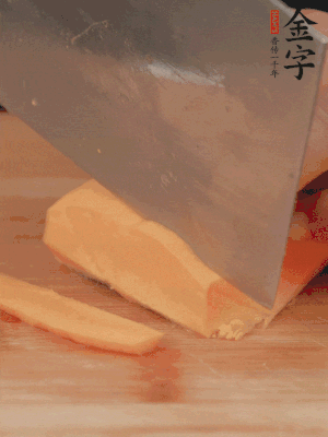 南瓜改刀切片，把蒸好的火腿鋪到南瓜上。