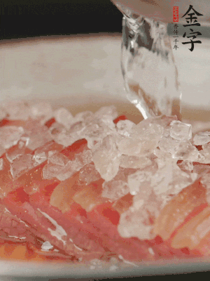 依舊放上冰糖100g、黃酒100g、水200g，鍋中再蒸15分鐘。