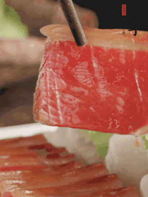 吃的時候，把薄片火腿放入荷葉夾中就可以了。