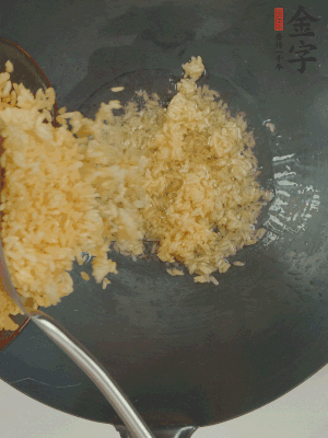 熱油下鍋，邊按壓邊翻炒均勻。