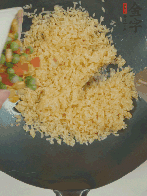 下豌豆粒、胡蘿卜粒、玉米粒。（買(mǎi)現(xiàn)成冷凍的雜菜即可，非常方便）