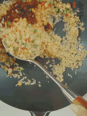 翻炒熟后，加金字火腿XO醬。