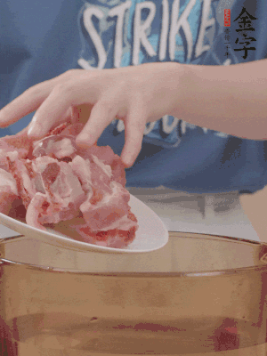 排骨剁小塊，加姜片、料酒沸水下鍋焯水。