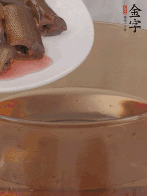 處理干凈的黃鱔段，加姜片、料酒沸水下鍋焯水。撈出用涼水沖洗干凈。