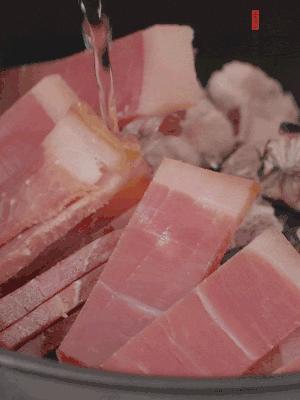 排骨、黃鱔段、金字火腿片放入砂鍋中，加沒(méi)過(guò)食材的水。