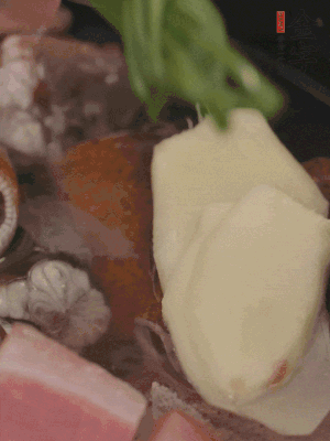 加姜片、蔥結(jié)、料酒。