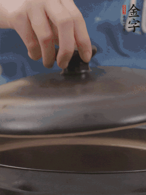 大火煮開(kāi)后轉(zhuǎn)小火，燉煮20分鐘左右。