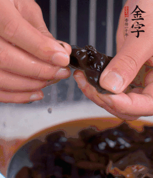木耳冷水泡發(fā)，處理成小塊。（如果是小木耳就不用切了）