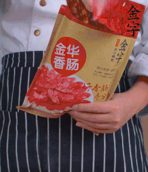 香腸切成斜片，小米辣切成斜片。