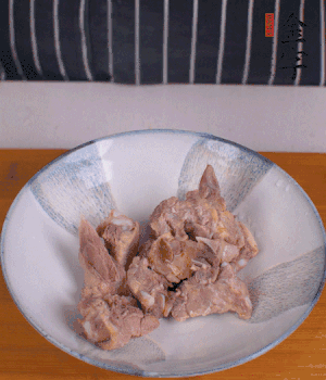 排骨加1勺黃酒、1勺蠔油、1勺玉米淀粉、1/4勺胡椒粉腌制半小時。