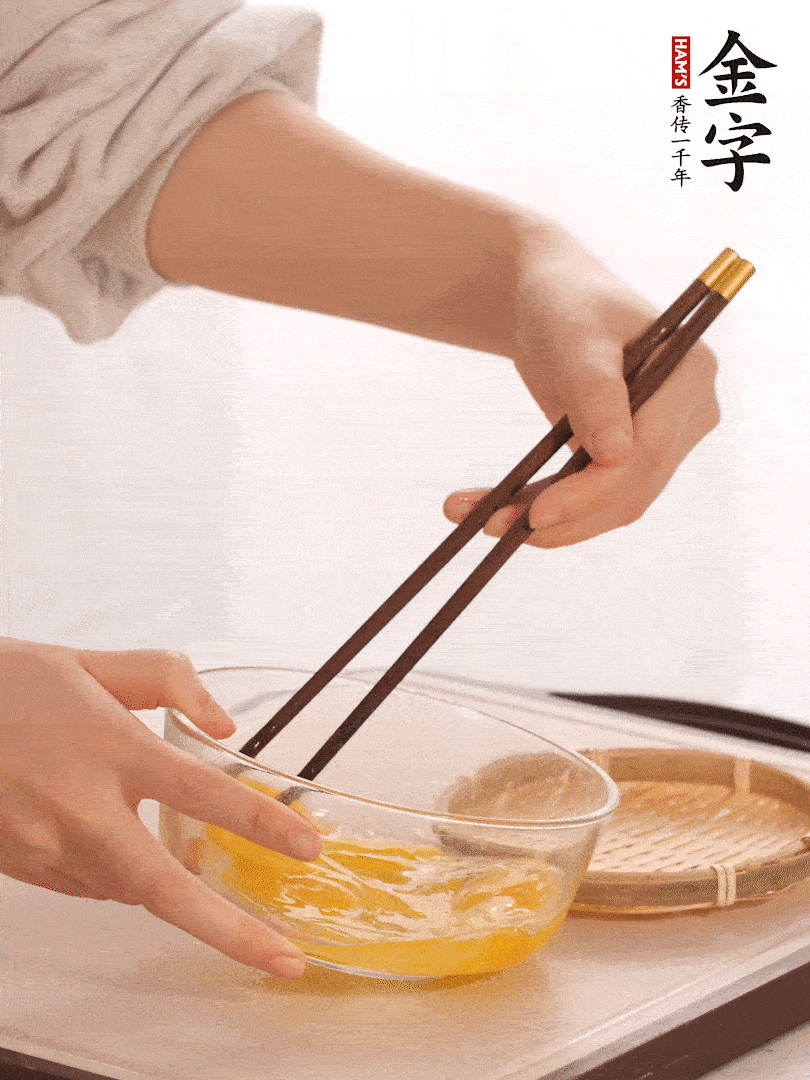 兩顆雞蛋打散。