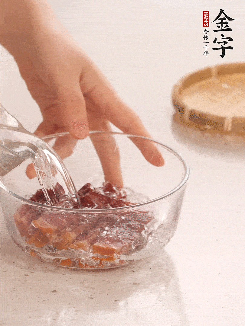 金字火腿切片，溫水泡5分鐘。