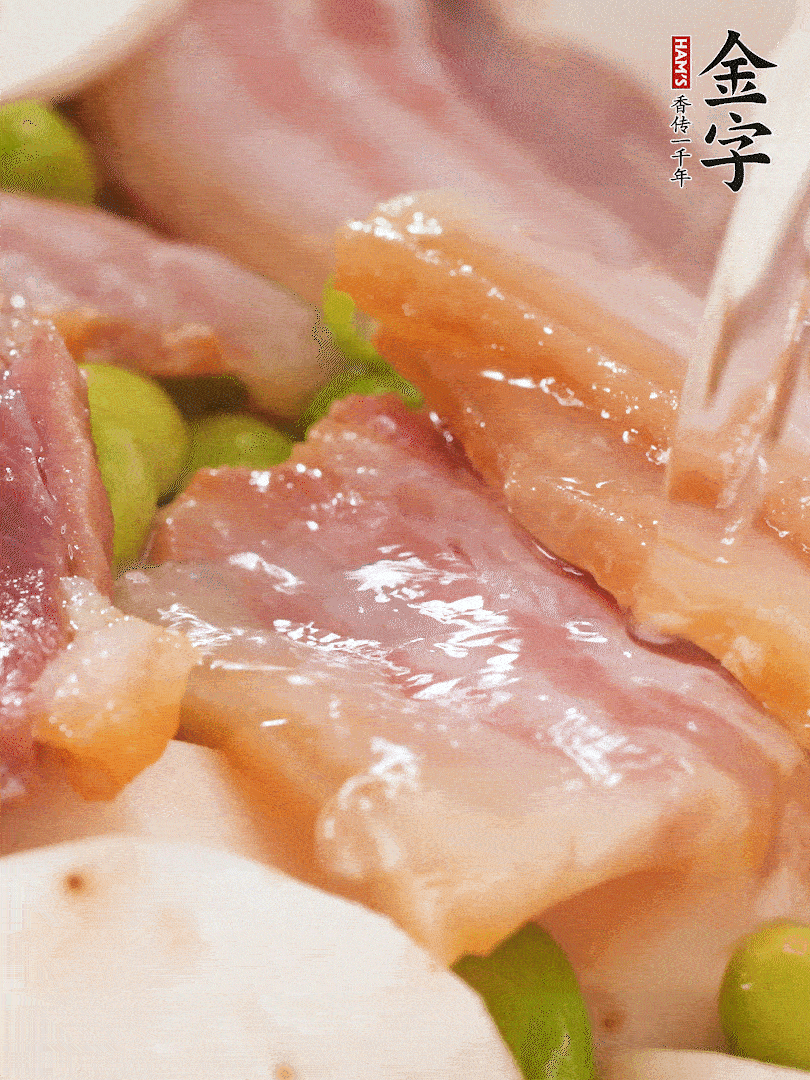 倒入芋艿、熟毛豆，翻炒均勻，加1小碗水煮開