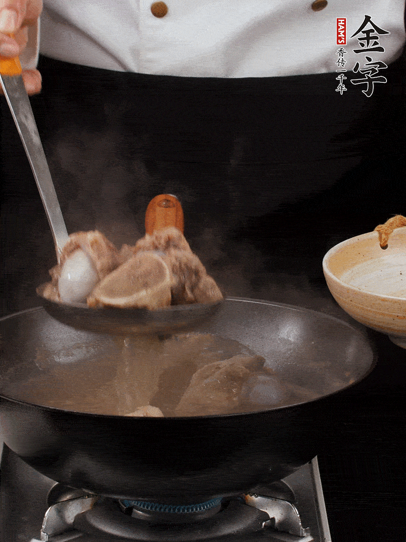 大筒骨清水浸泡30分鐘，中途換水2-3次。冷水下鍋，加姜片、料酒焯水，撇去浮沫。