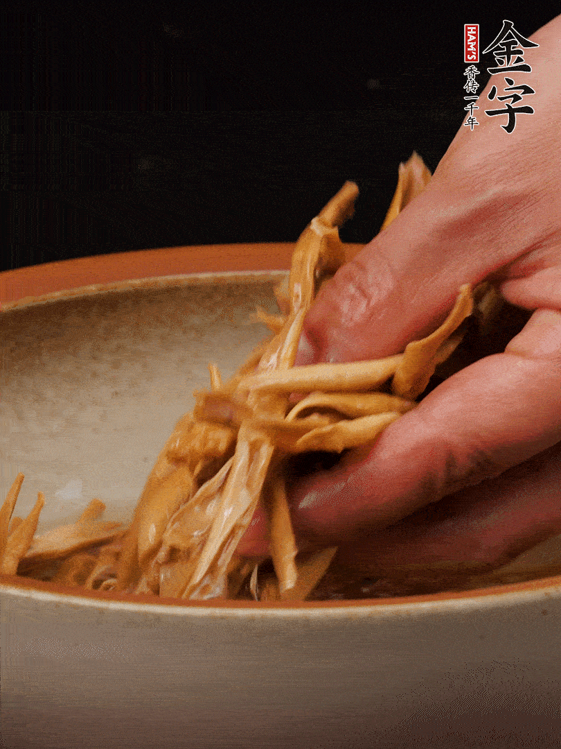 農(nóng)家土筍尖提前泡軟，用刀劃成細(xì)絲，這樣會(huì)更加入味。