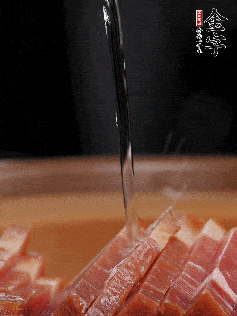 金字火腿切片，放入溫水中泡10分鐘，金字土香腸斜切成片。千張切成細(xì)條。