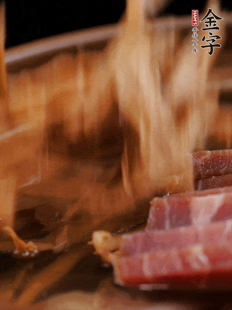 大筒骨、金字火腿、姜片、黃酒一起放入砂鍋，加筍干燉煮40分鐘。（如果家里有高壓鍋，用高壓鍋把高湯壓出來(lái)更鮮濃。）