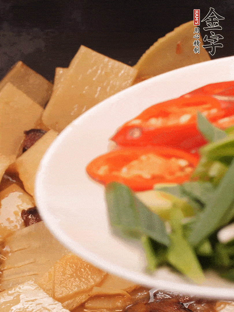 少許料酒增香，下蒜白、青紅辣椒略微翻炒