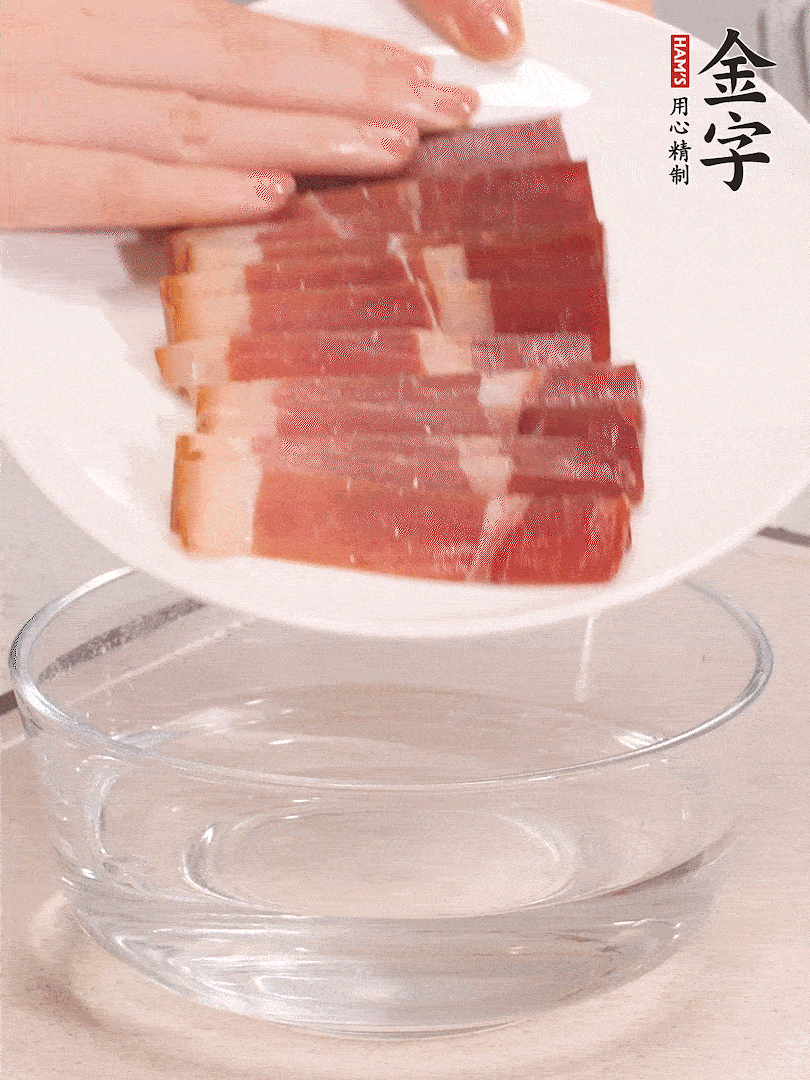 鴨腿冷水下鍋，加姜片、料酒焯水