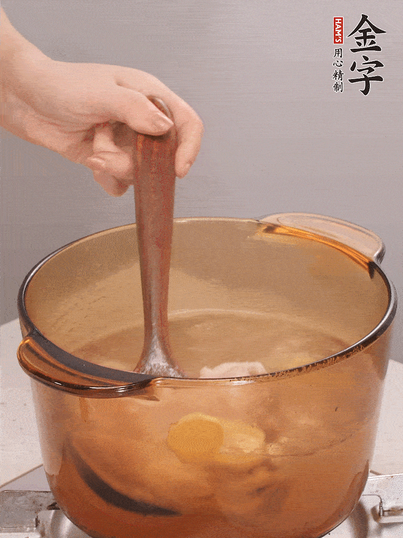 鴨肉、白果、火腿、生姜一起放入砂鍋，清水沒過食材，大火燉煮1小時