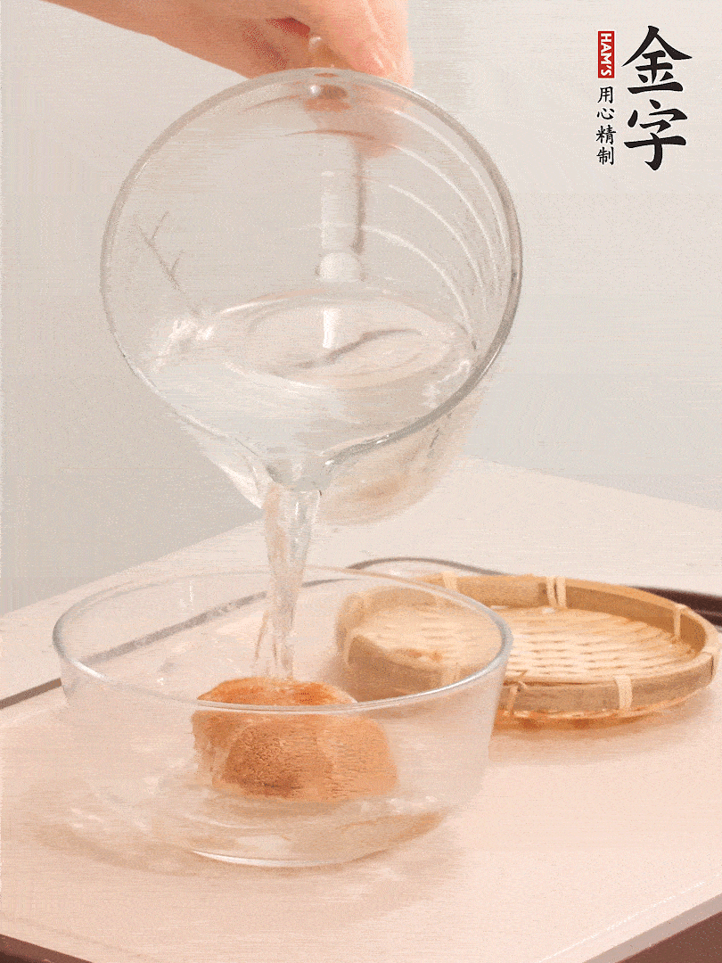 猴頭菇至少泡發(fā)半小時，將浸泡后的黃水?dāng)D干；