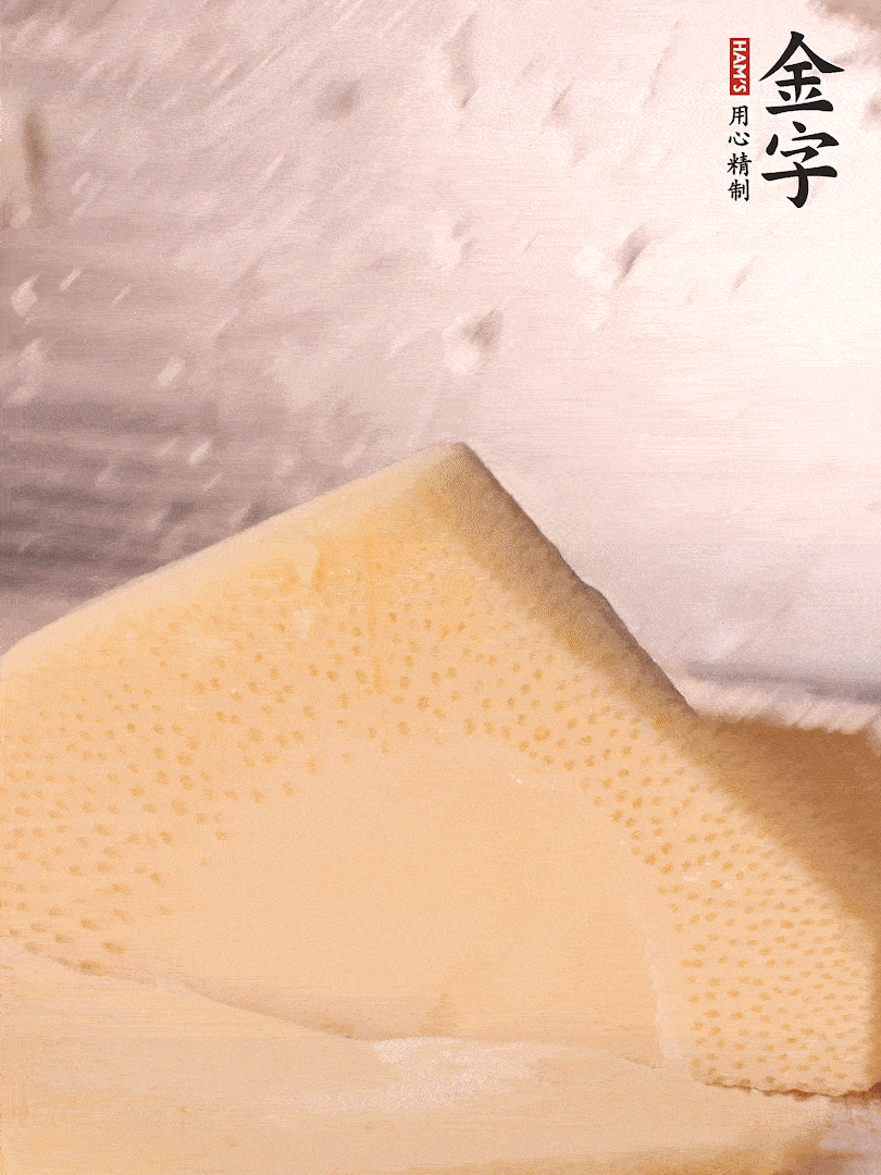 冬筍處理干凈，切滾刀塊，開水焯燙去除澀味