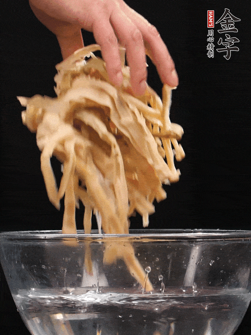 天目山筍干1把，清洗表面鹽分，用手撕成長條