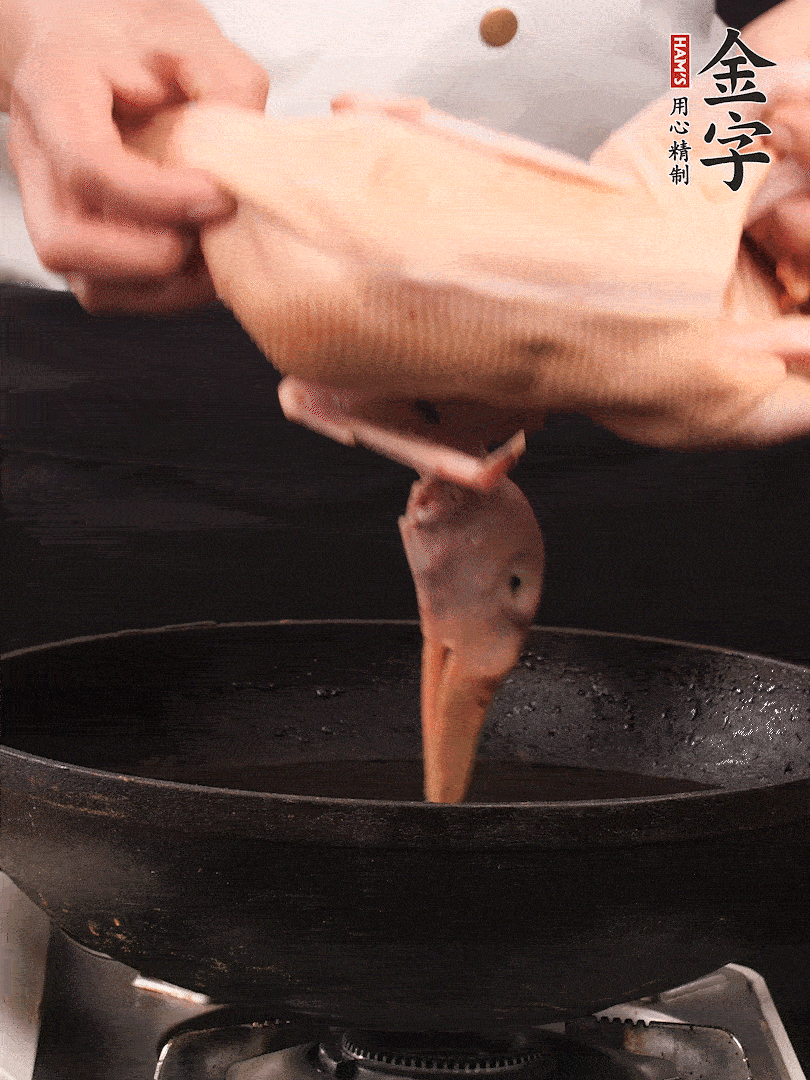 處理干凈的老鴨1只，黃酒小半碗，姜幾片，一起放入冷水，煮沸焯水3分鐘，去除血沫