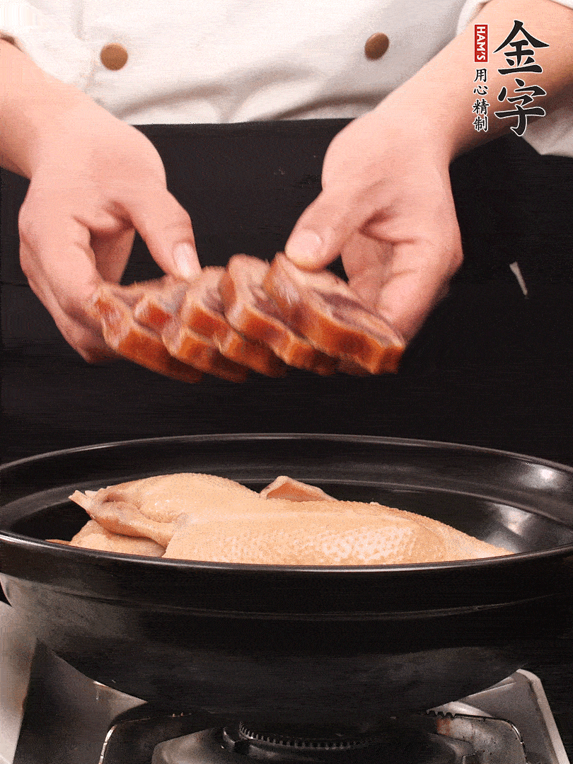 老鴨、金字火腿蹄片、筍干、姜片、蔥結(jié)，清水沒過鴨身2cm，加黃酒小半碗