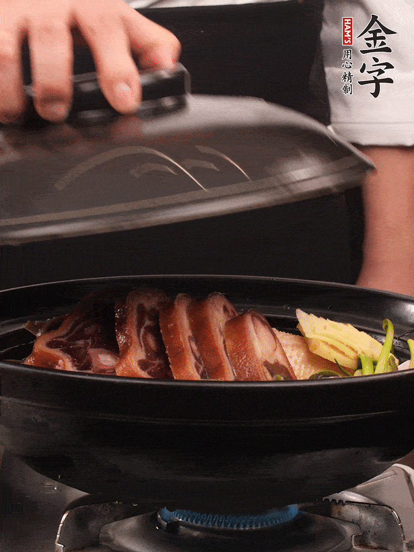 砂鍋蓋蓋子密封，大火燒開后轉(zhuǎn)小火，燜煮2小時