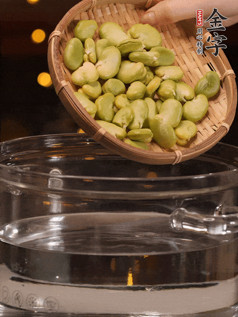 蠶豆剝殼，一起放入鍋中開水焯2分鐘去澀