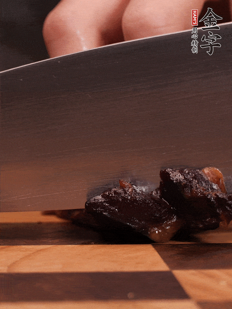 金字醬油肉整塊放入鍋中煮至7成熟，切成小塊