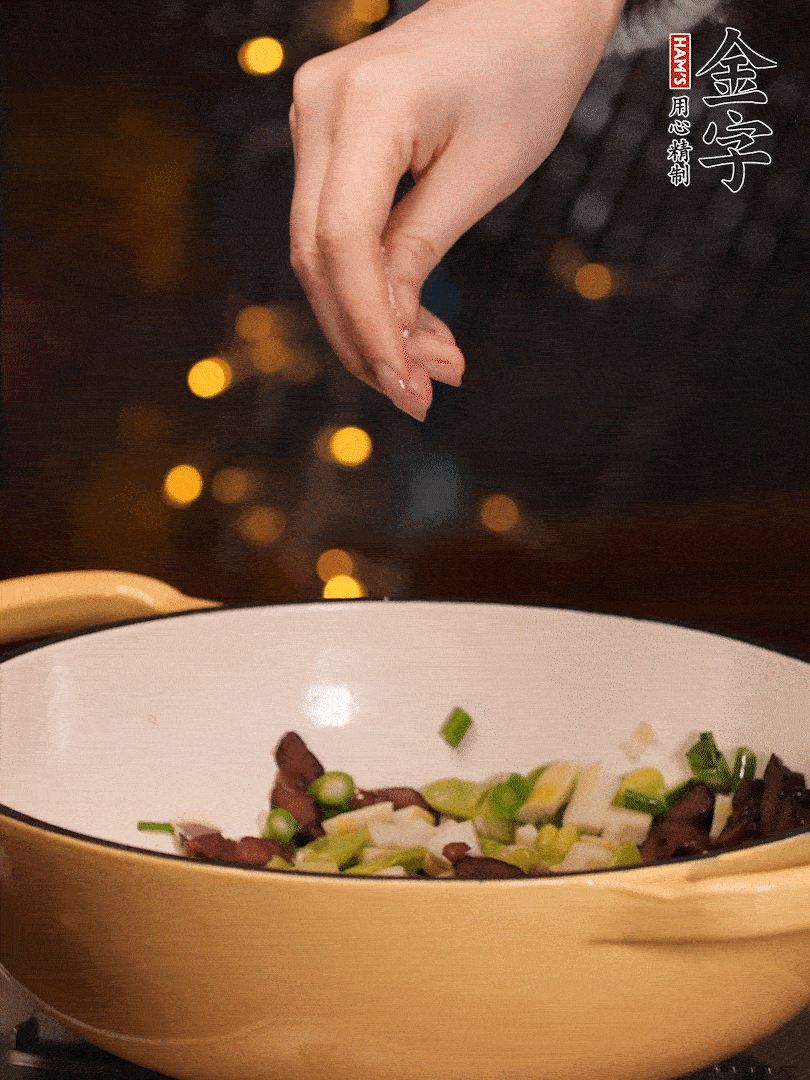 可以加點點水，再加菜苔，加點鹽、味精調(diào)味