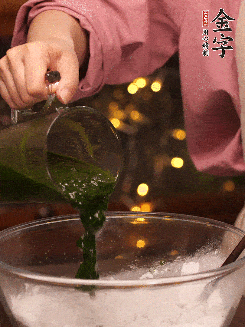 清明粿粉，分次加艾草泥，加點(diǎn)油揉2分鐘